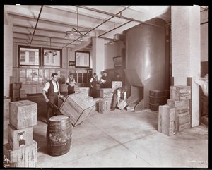 Män som arbetar med lådor i expeditionsavdelningen hos kemisterna Parke, Davis und Co. på Hudson och Vestry Street i New York 1910 (silvergelatin).